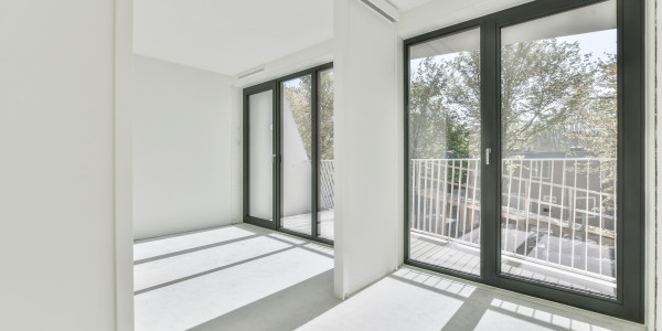 Puertas y Ventanas Insonorizadas de Aluminio / PVC en Santa Coloma de Gramenet · Bisagra Oculta