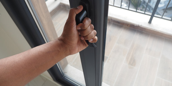 Puertas y Ventanas Insonorizadas de Aluminio / PVC en Santa Coloma de Gramenet · Cierre Hermético