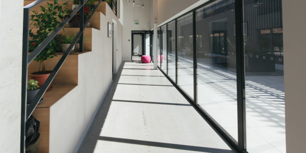 Fabricantes / Instaladores de Puertas y Ventanas de Aluminio / PVC en Santa Coloma de Gramenet · Raíl Empotrable Adaptado al Paso de Minusválidos