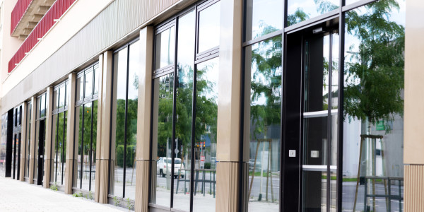 Puertas y Ventanas Aislantes de Aluminio / PVC en Santa Coloma de Gramenet · Raíl Empotrable Adaptado al Paso de Minusválidos